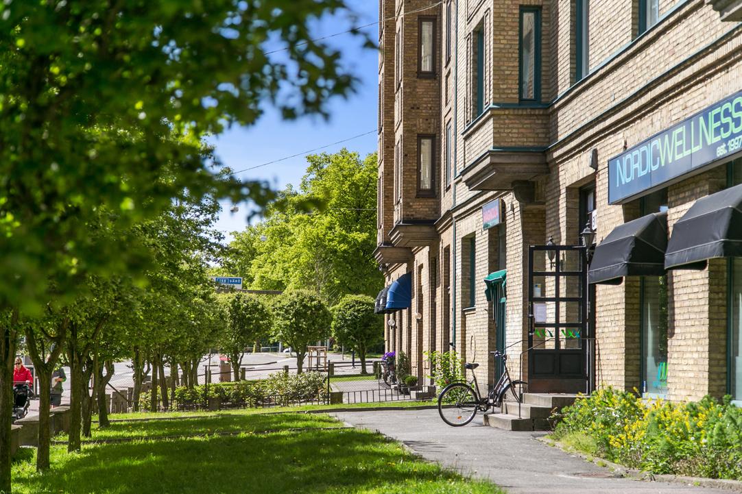 Förträdgården ger en distans till gatan