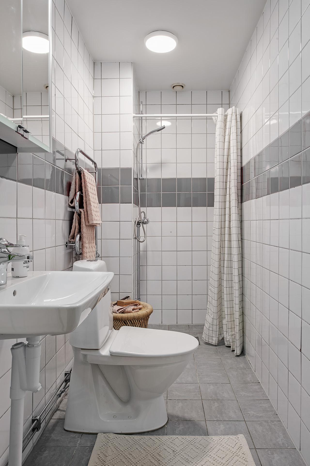 Helkaklat badrum i sobra toner