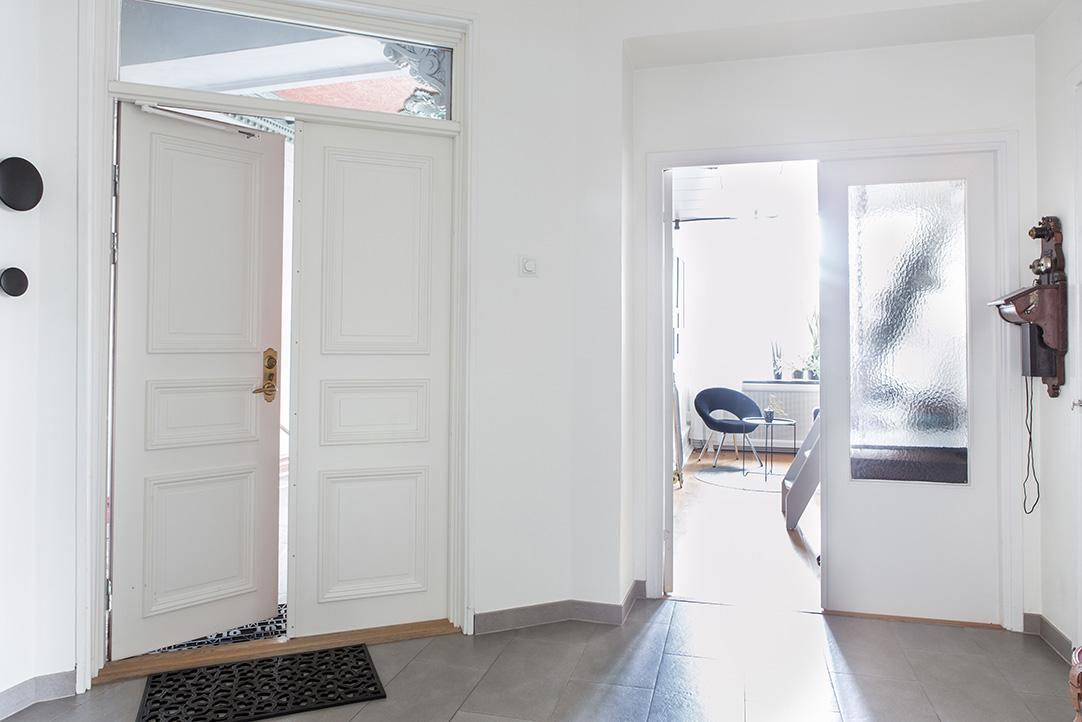 En värdig entré med dubbla spegeldörrar