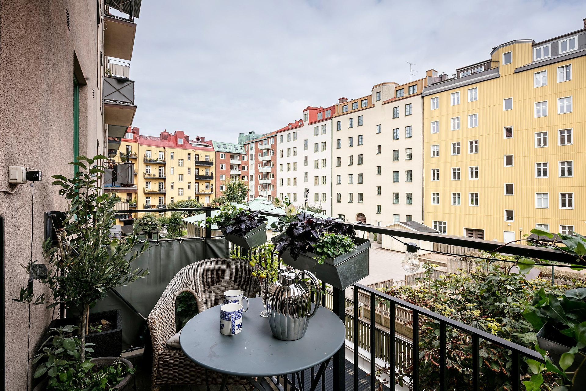 Grannföreningarna har balkonger in mot gården