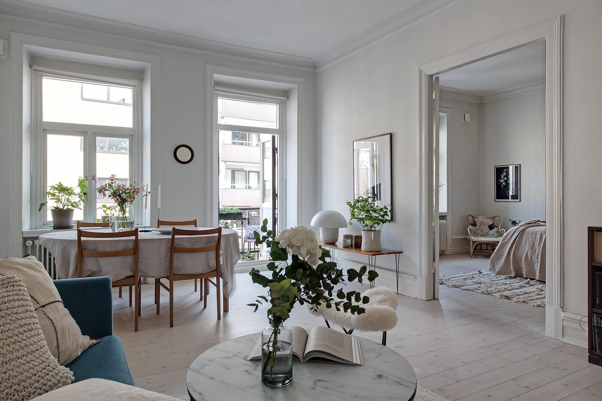 Pampiga rum i fil med utgång till den andra balkongen