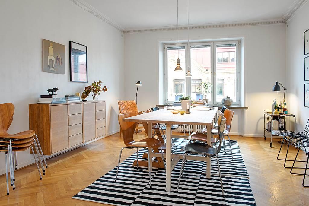 Fönstret vetter mot norr men ger mycket ljus ändå