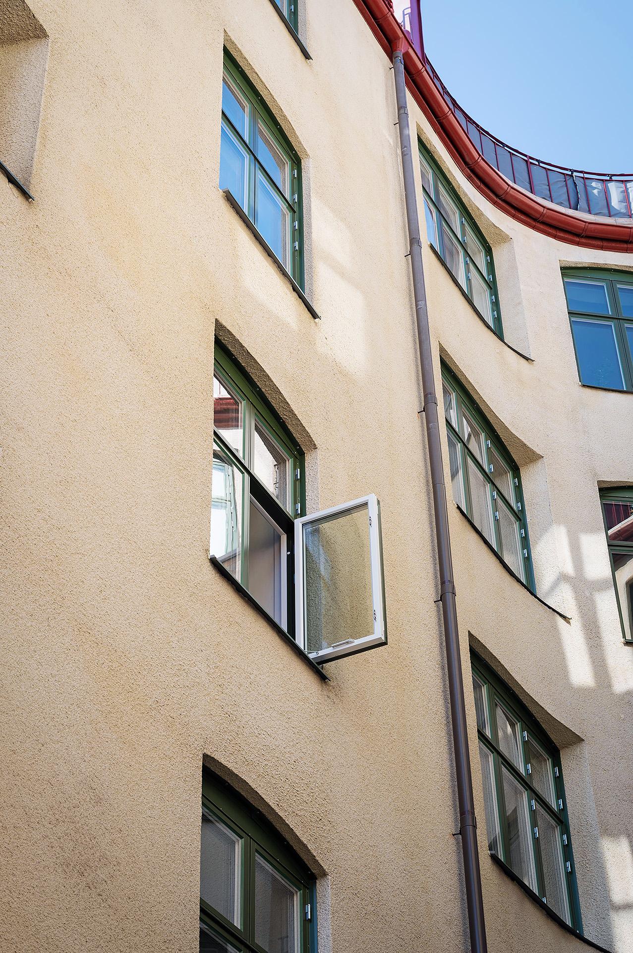 Där fönstret står öppet kommer inom kort en balkong byggas