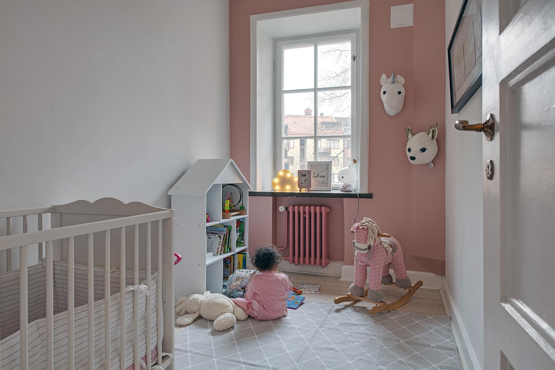 En liten prinsessa bor här idag, men en säng i standardstorlek går också in