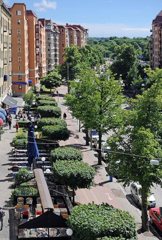 Linnégatans vimmel ligger två kvarter bort