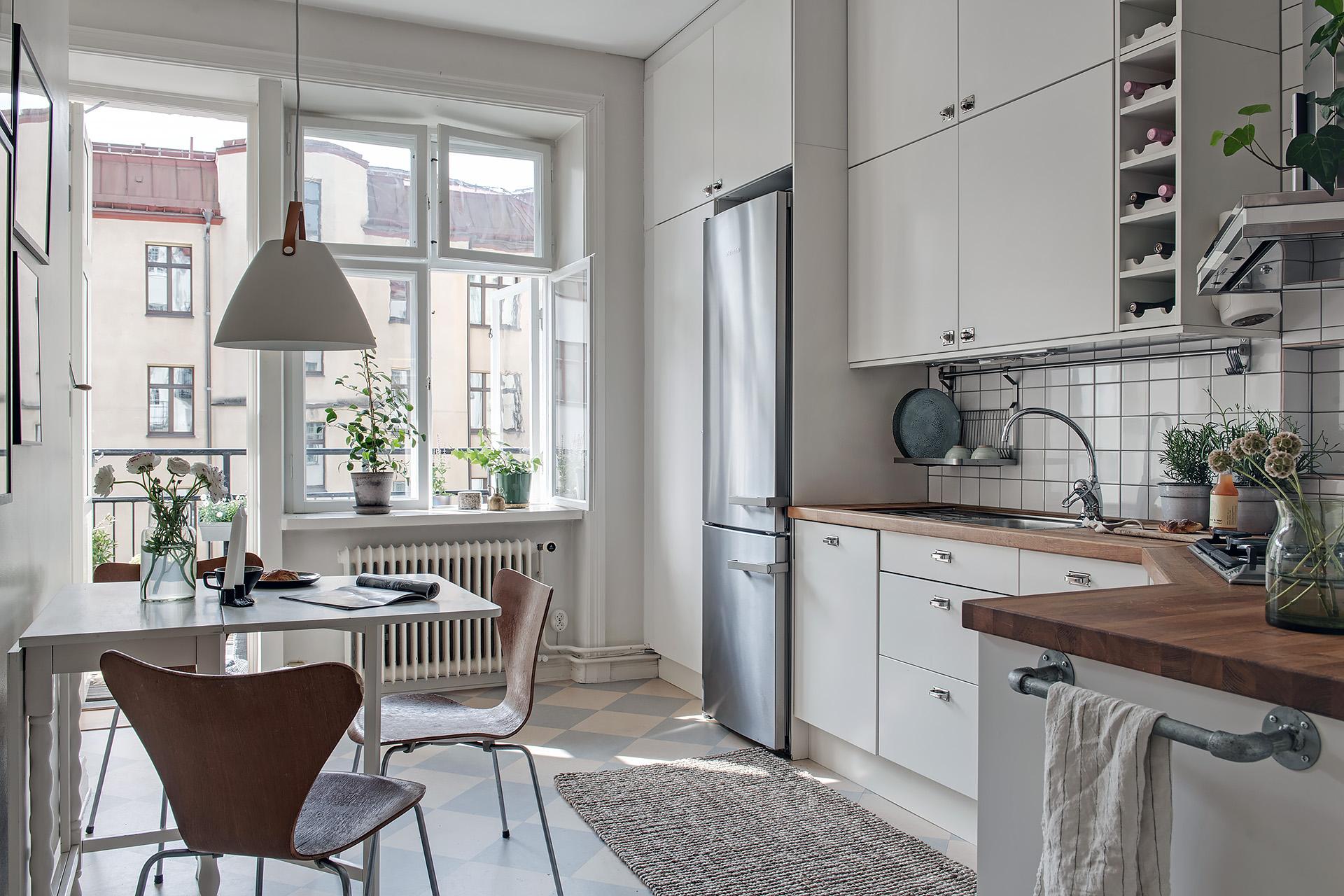 Köket är södervänt, högt upp över innergården