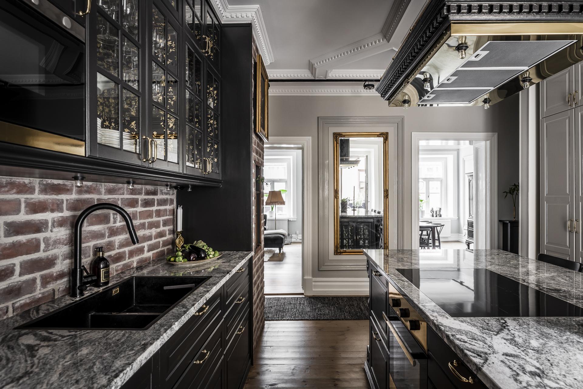 Väggen mellan kök och hall har tagits bort