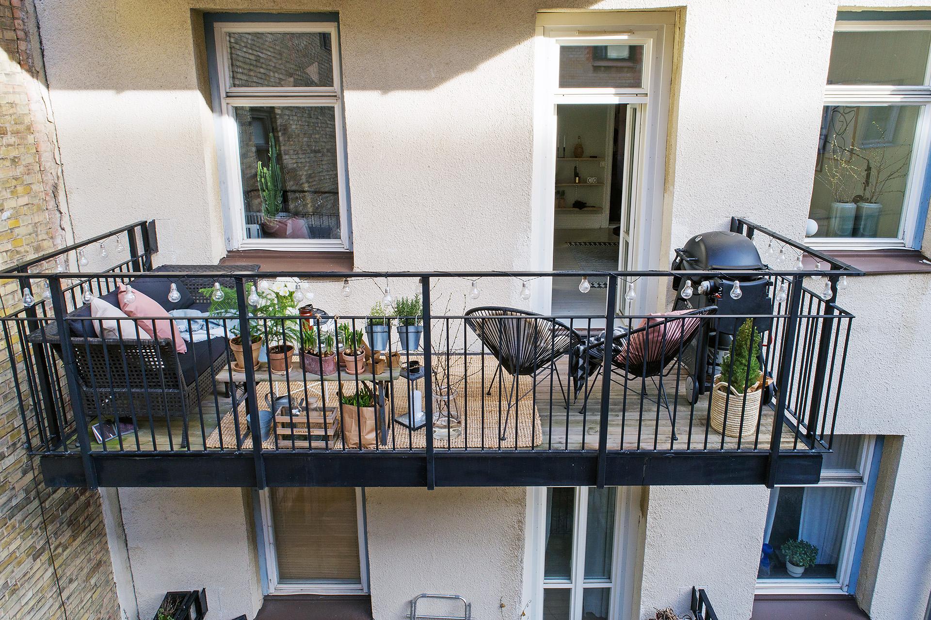 Stor balkong där du får grilla med gasolgrill