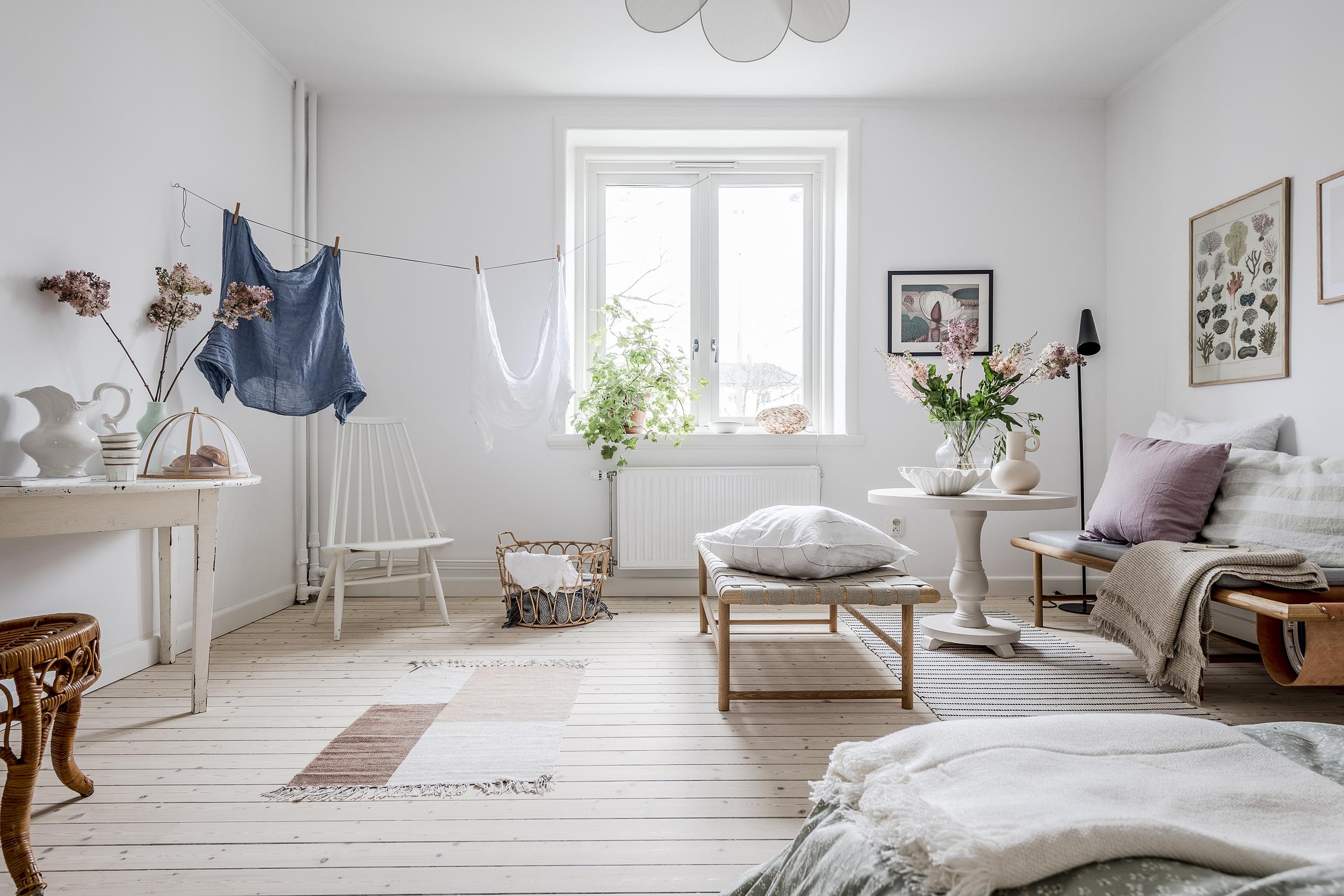 Väggar och tak är nymålade