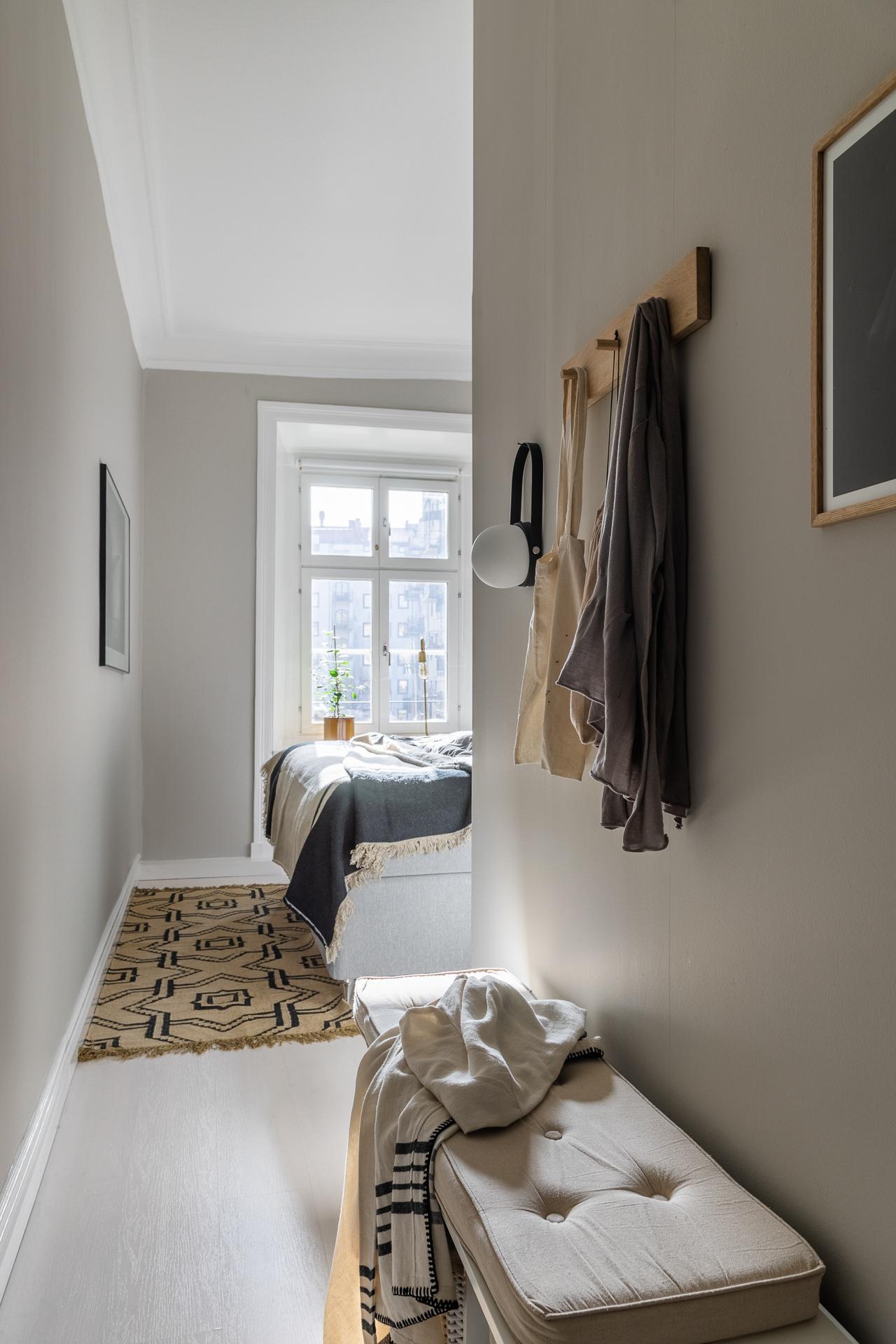 I detta rum ligger det ett vitpigmenterat golv