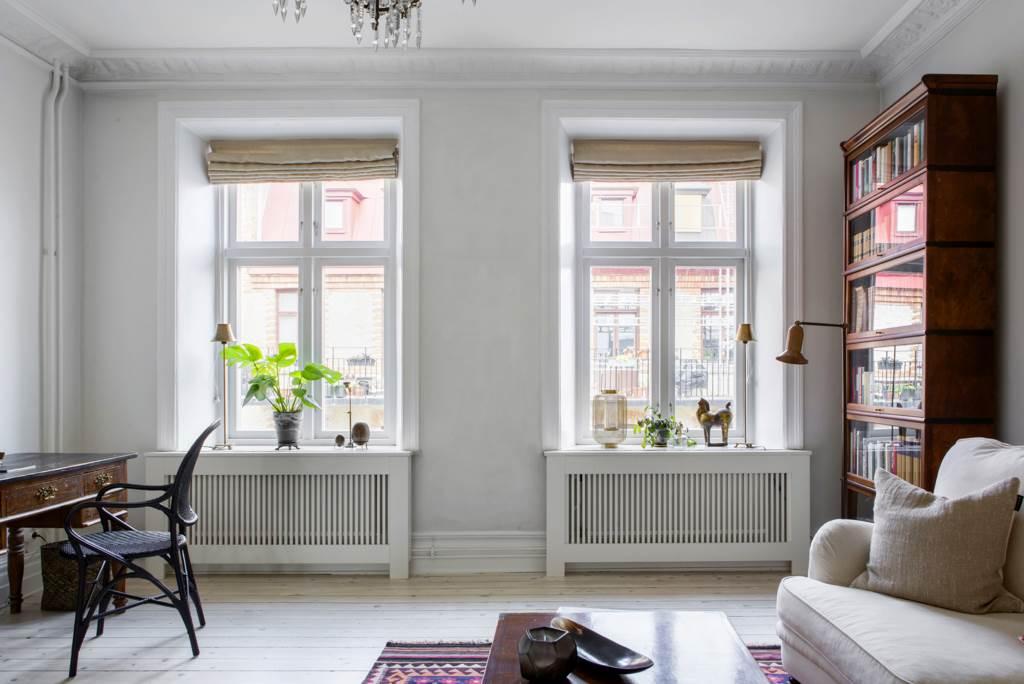 Dubbla, höga fönster ut mot trapporna på Övre Majorsgatan