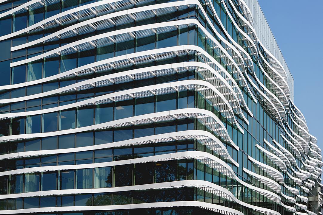 Arktekturen i närområdet är minst sagt nyskapande