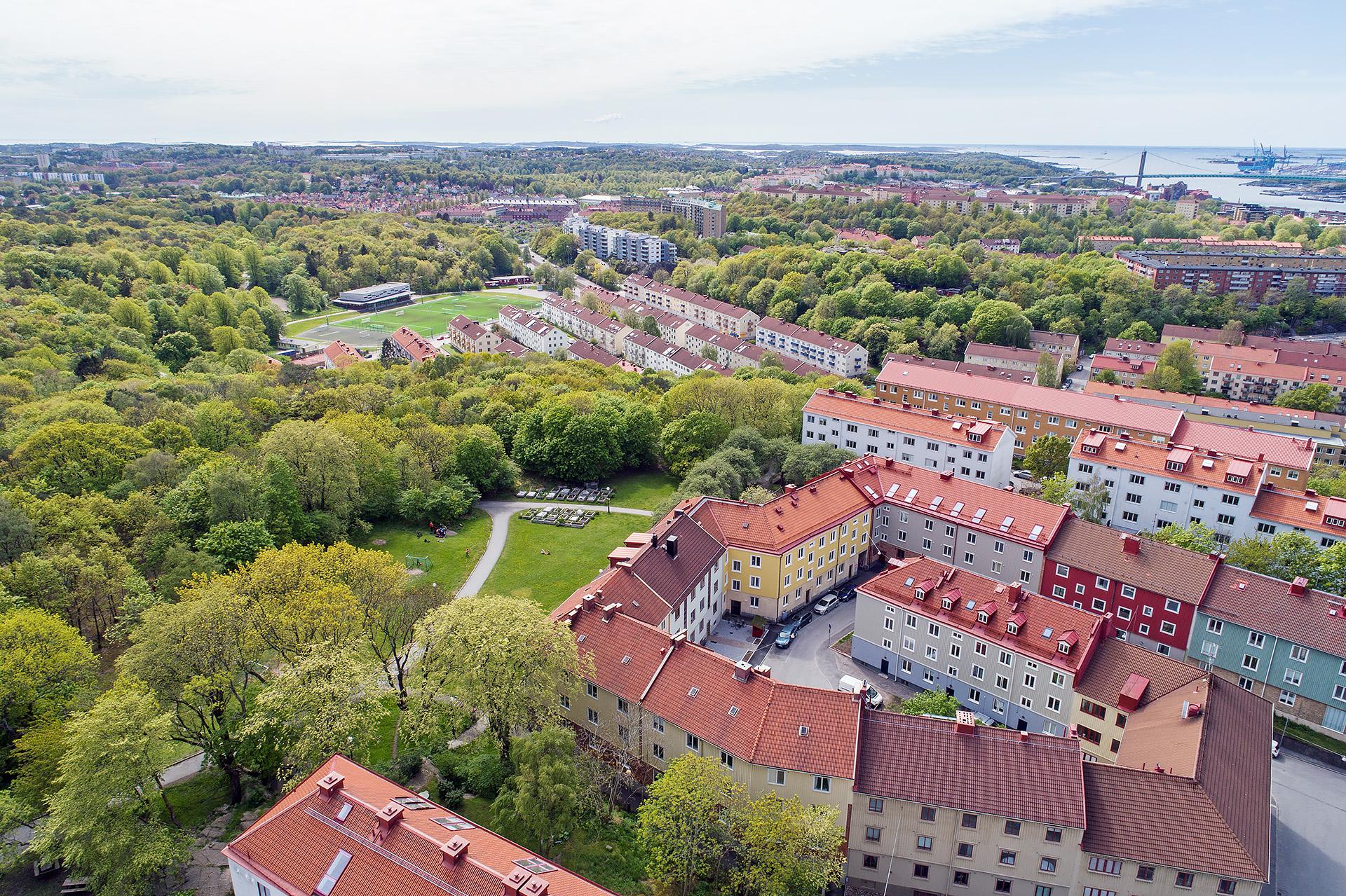 Grönskande omgivingar med Slottskogen som närmaste granne