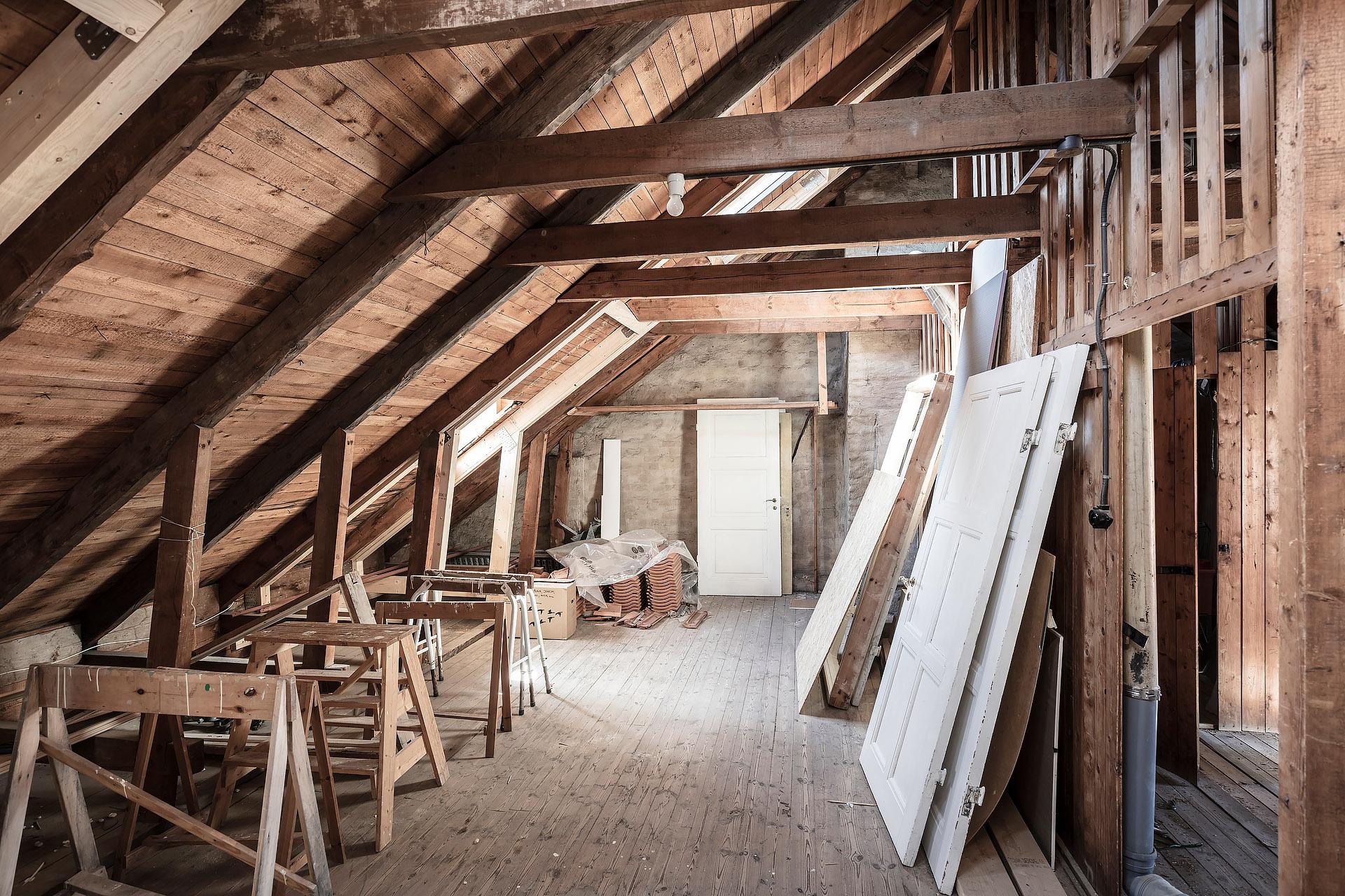 Del av stor, inredningsbar vind