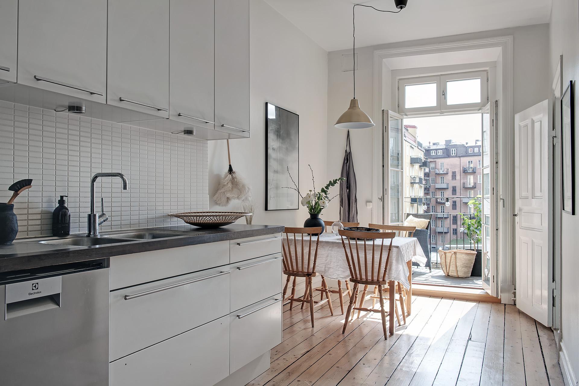 Renoverat kök med mysig matplats