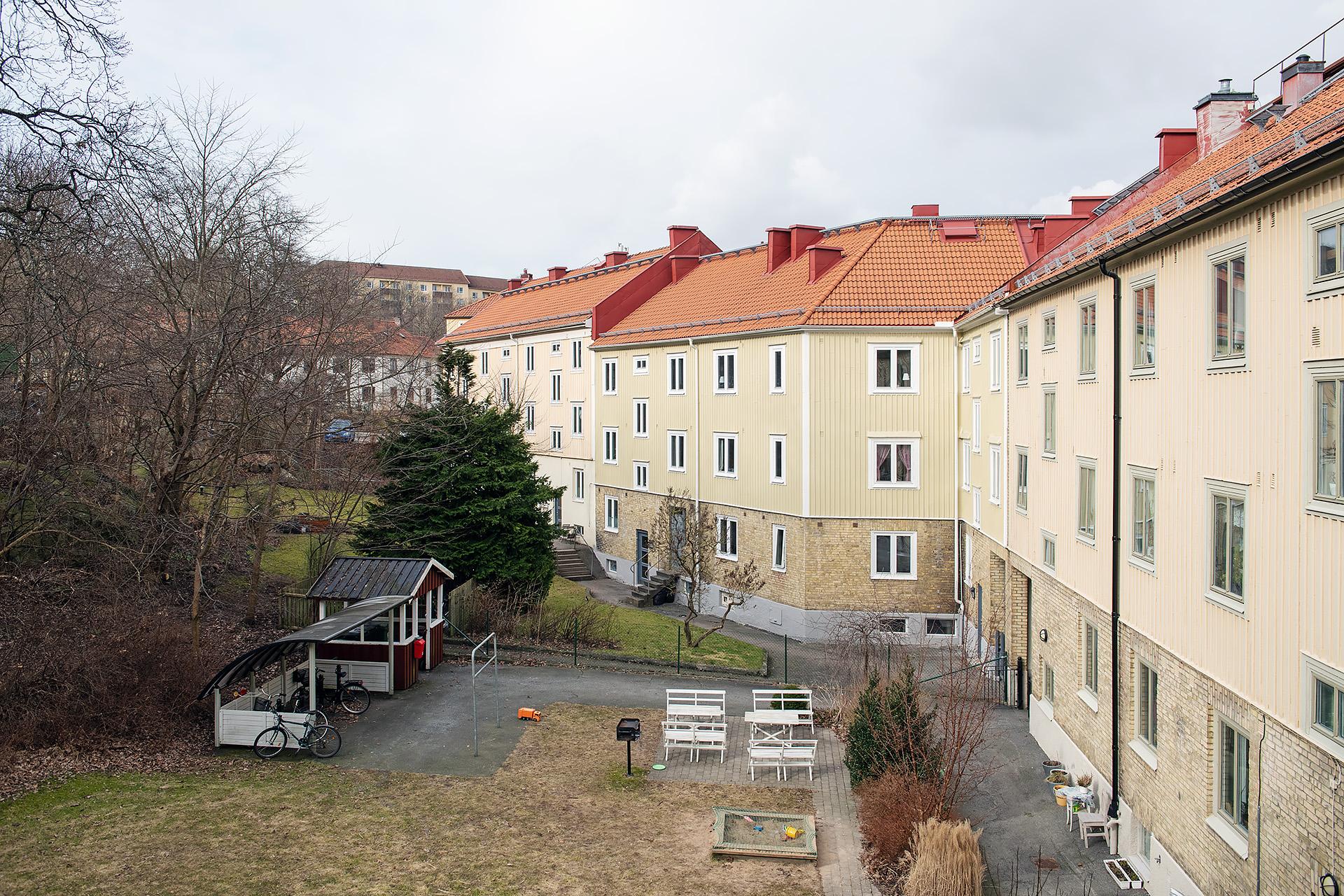 Utsikten från köksfönstret är härlig och snart står träden i blom