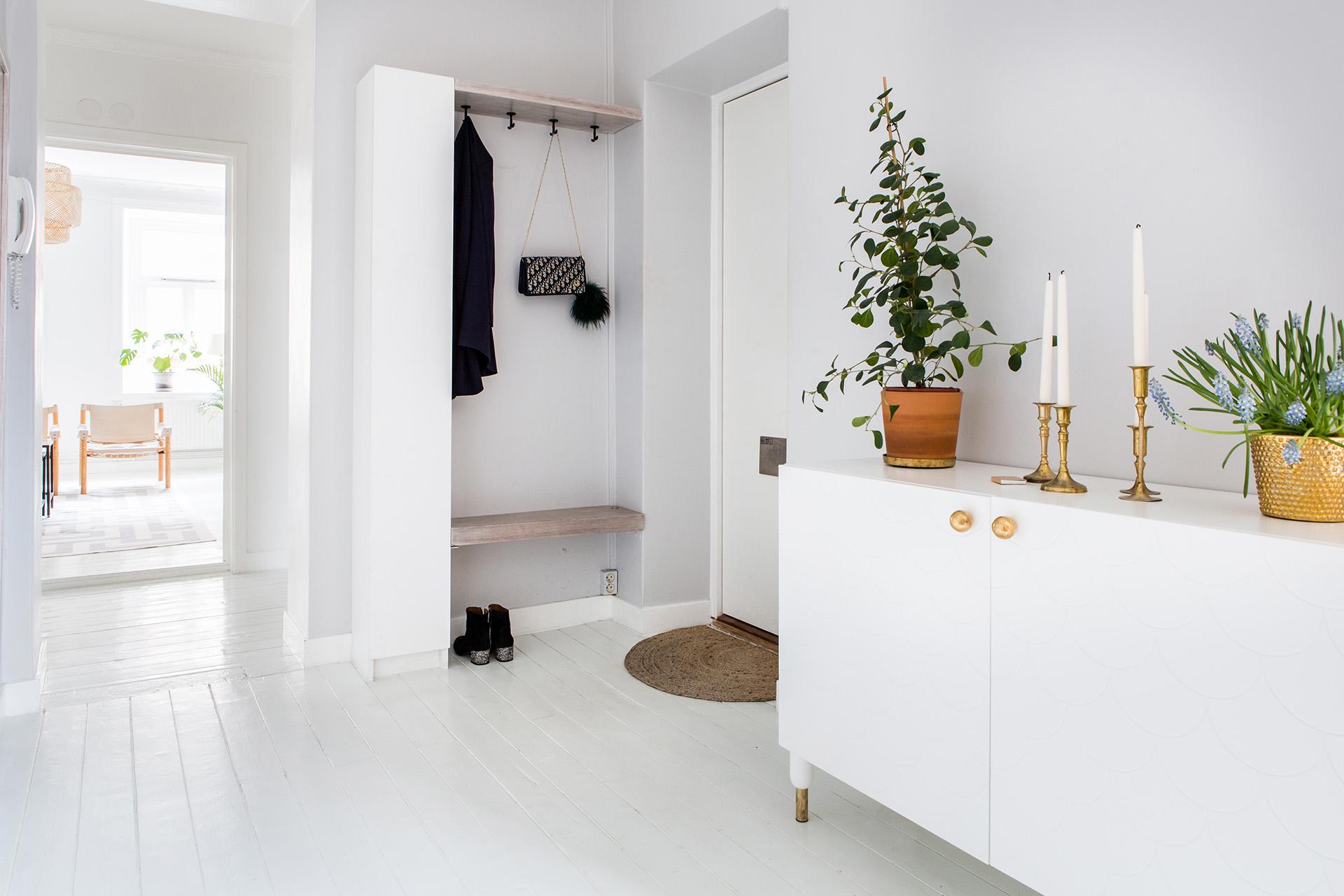 Öppen och inbjudande hall med plats för avhängning