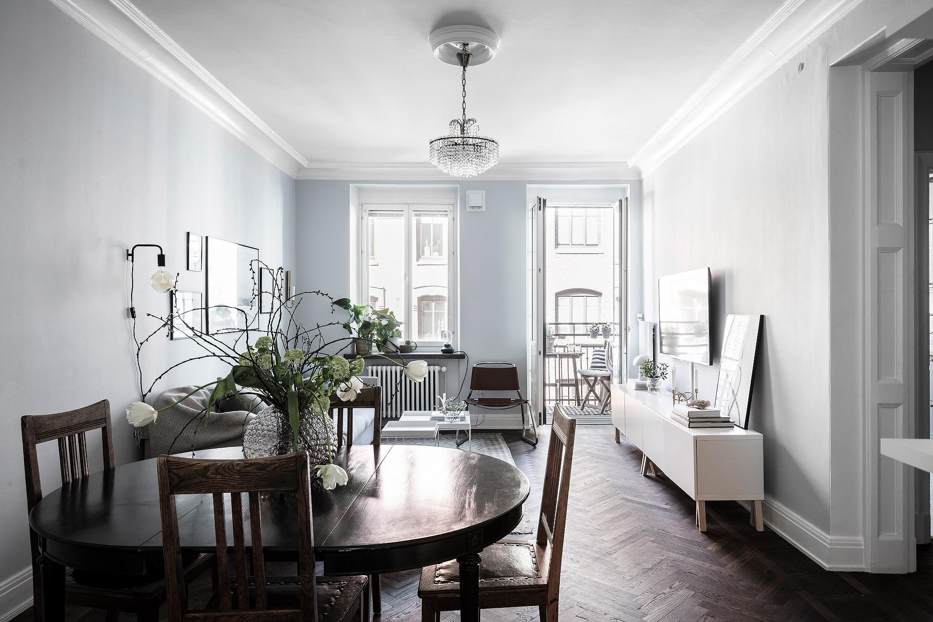 Ljus, djup och rymd är ledorden i detta vackra hem