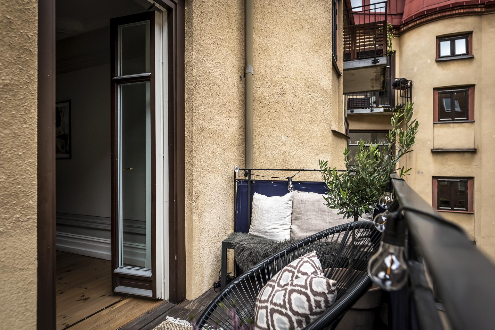 Balkong med förmiddagssol - fram till 14 ungefär på sommaren