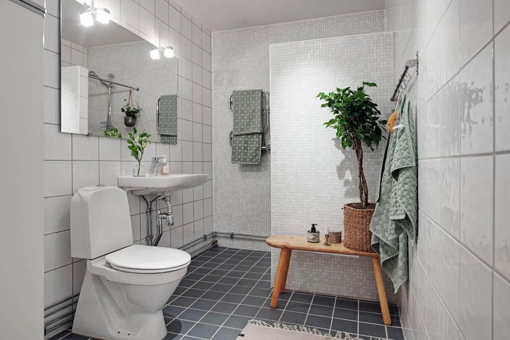 Helkaklat, rymligt och fräscht badrum