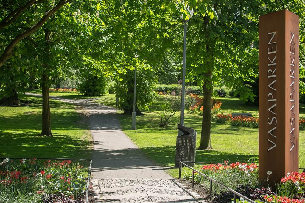 Lågupplöst Rakt över gatan ligger entrén till Vasaparken