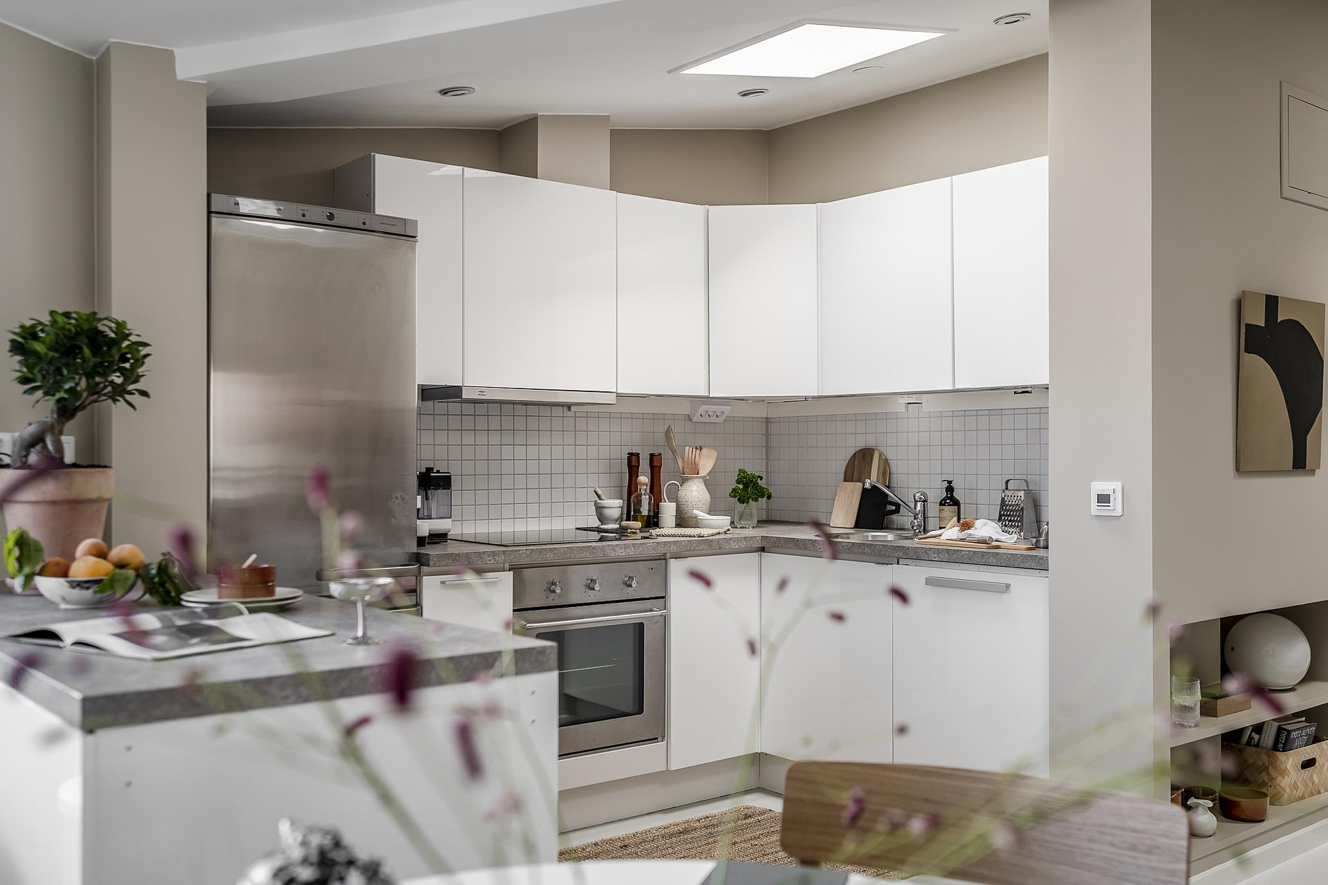 Vita släta luckor och infälld belysning