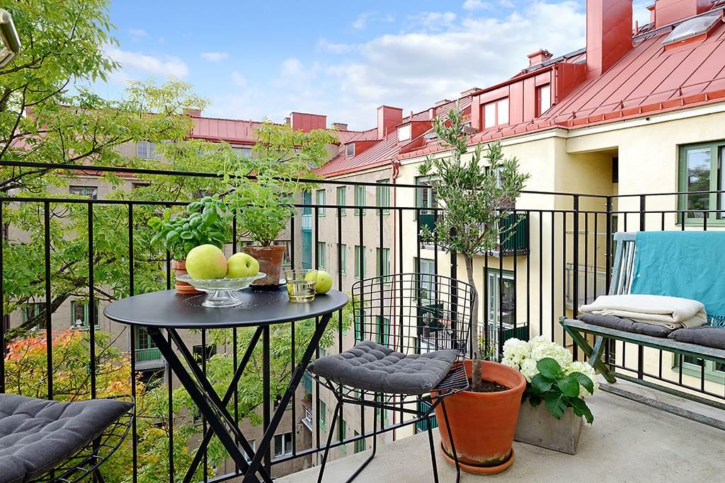 Fin utsikt över innergården och takåsarna