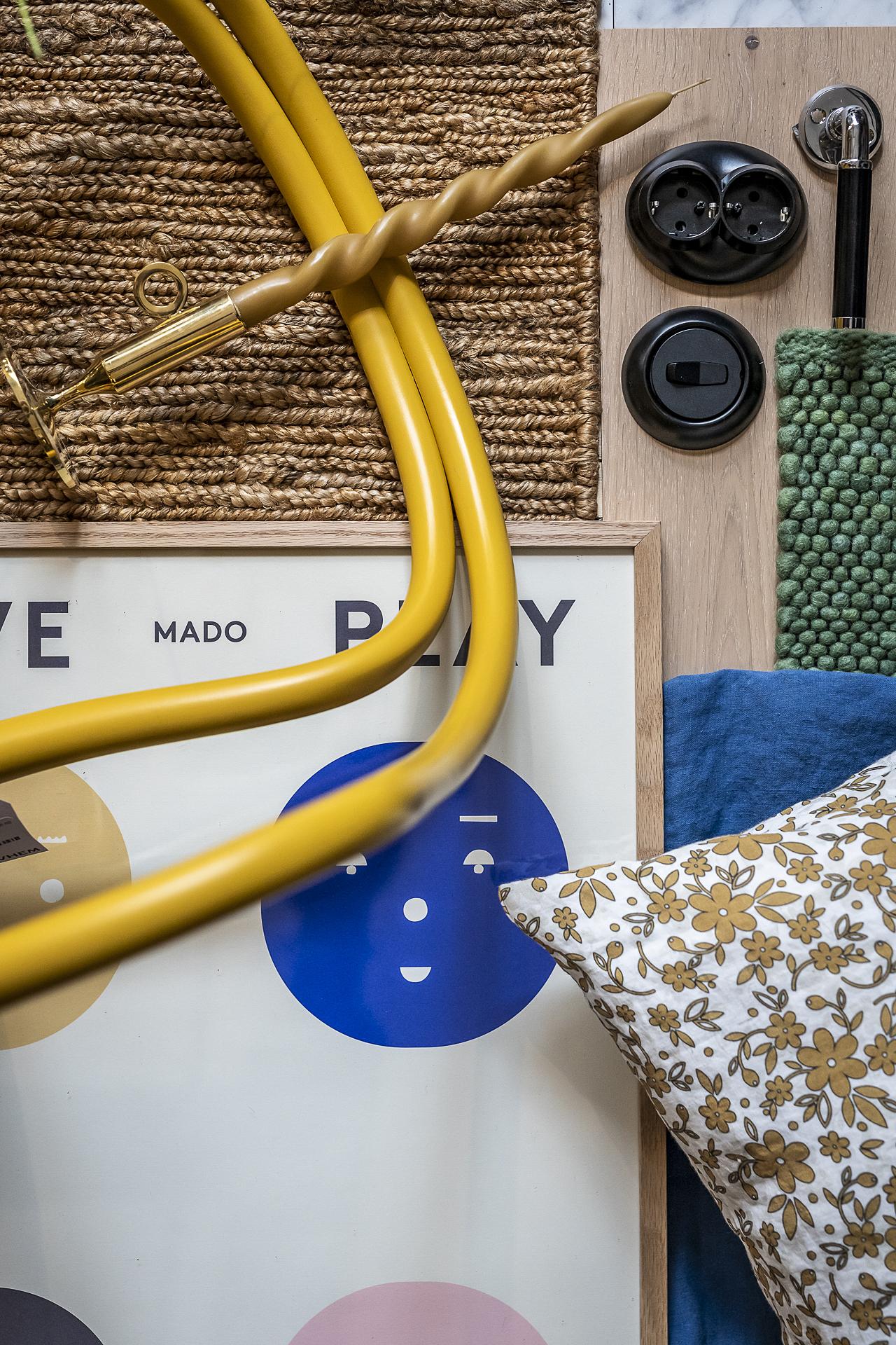 Vardagsrummet är målat monokromt i Jotuns Tidlös på väggar och tak, mot vitoljat ekgolv