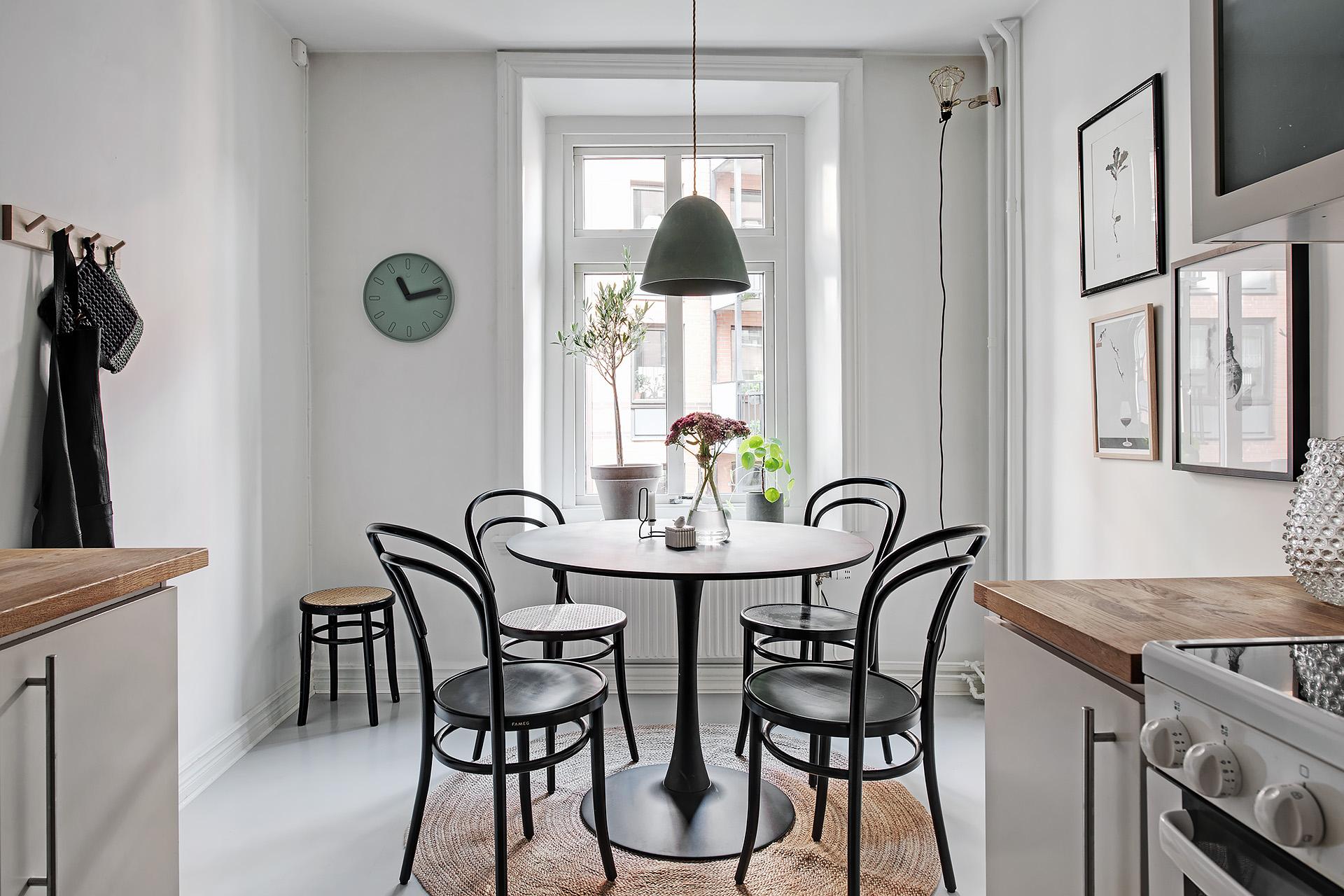 Kök - och resten av lägenheten - ligger ut mot trappan