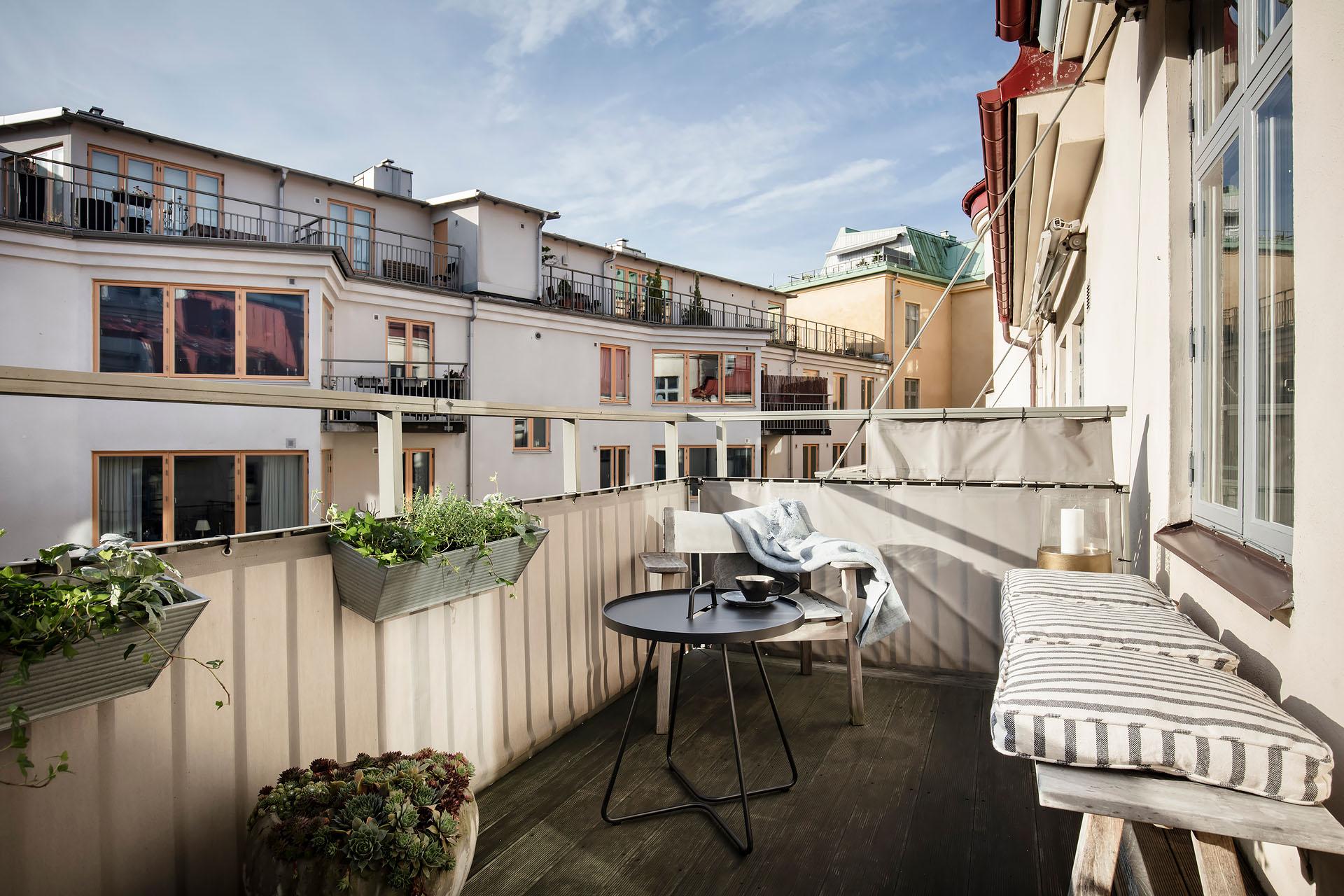 Enastående balkong med sol hela dagen