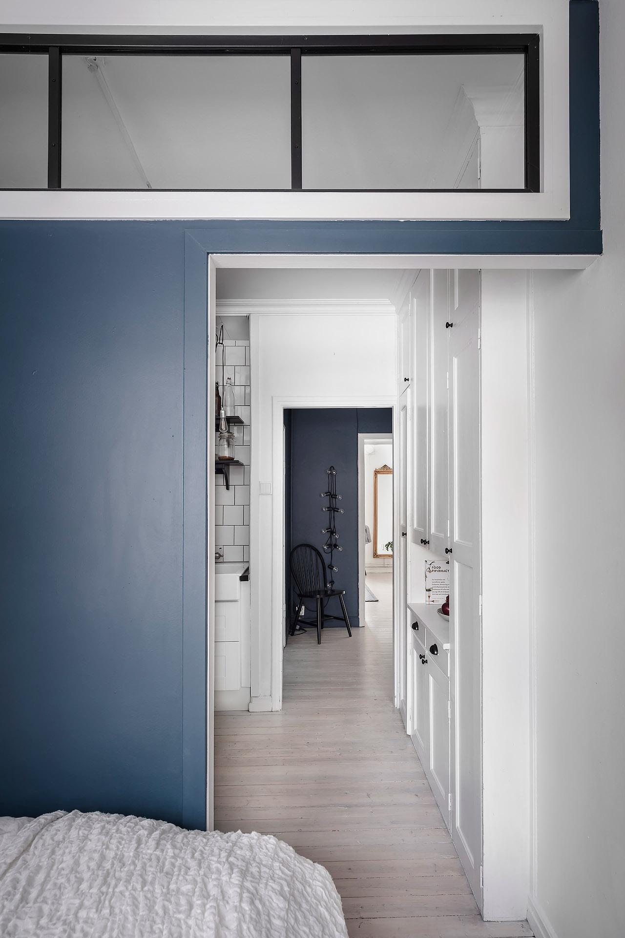 Både sovalkov och hall är målade i färgen "Stiffkey Blue" från Farrow & Ball