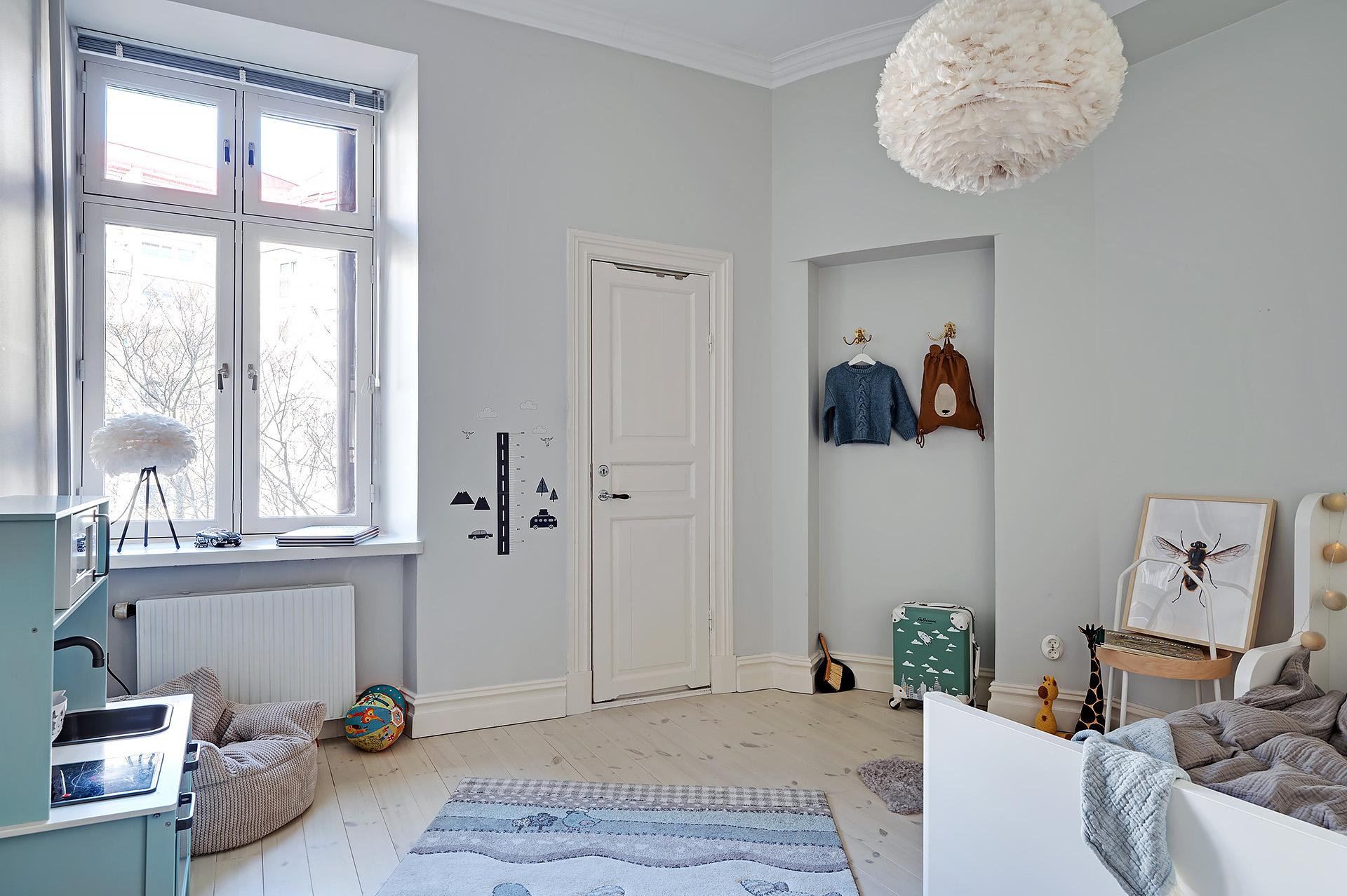 Våningens andra sovrum som idag är et barnrum