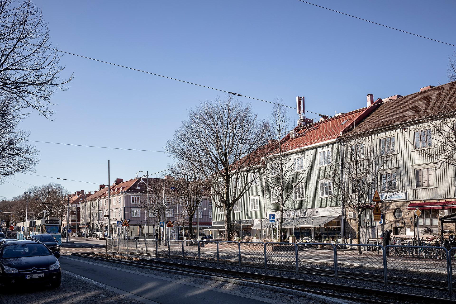 Längs Mariagatan samsas caféer, restauranger och butiker