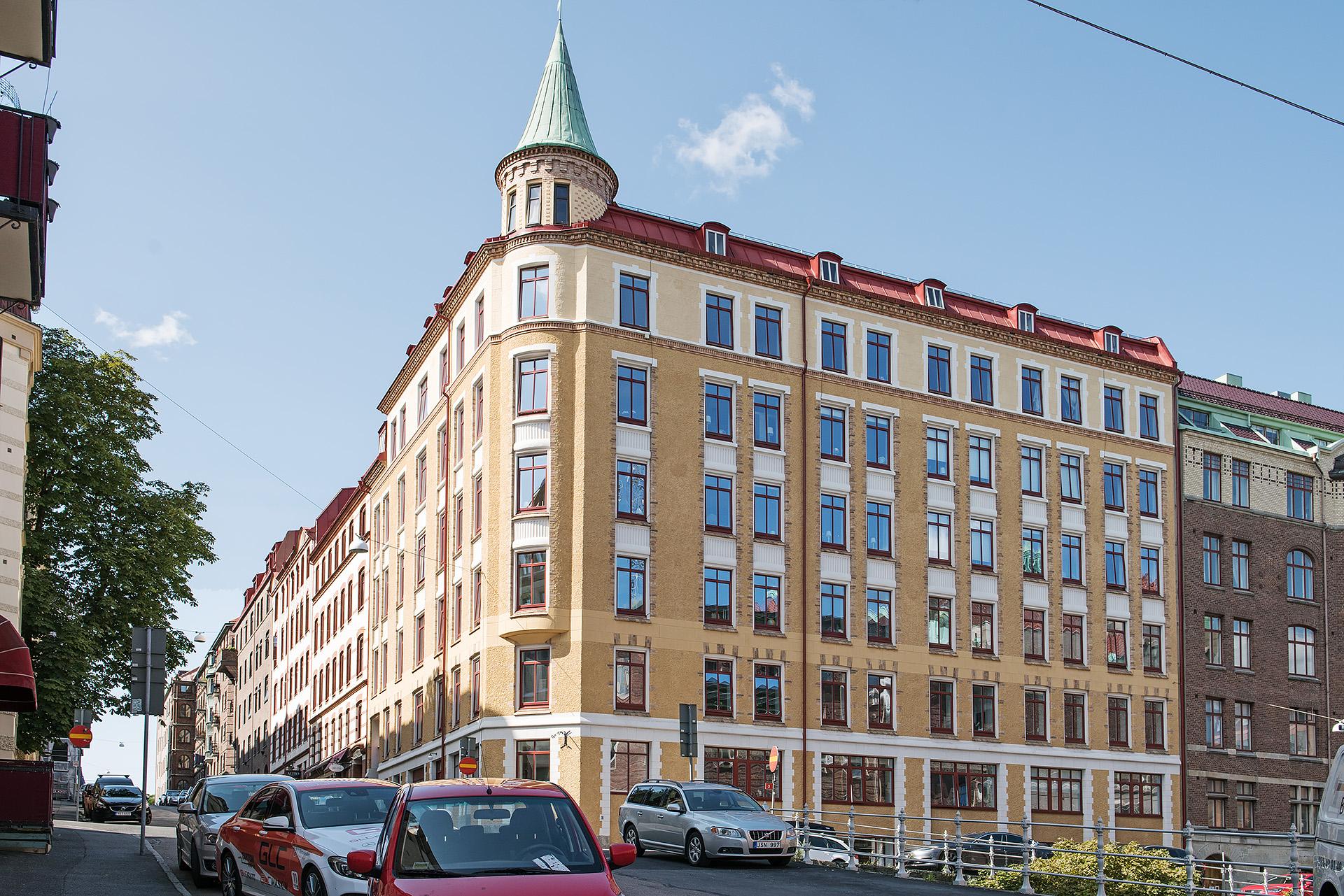Välhållen hörnfastighet i lugna kvarter