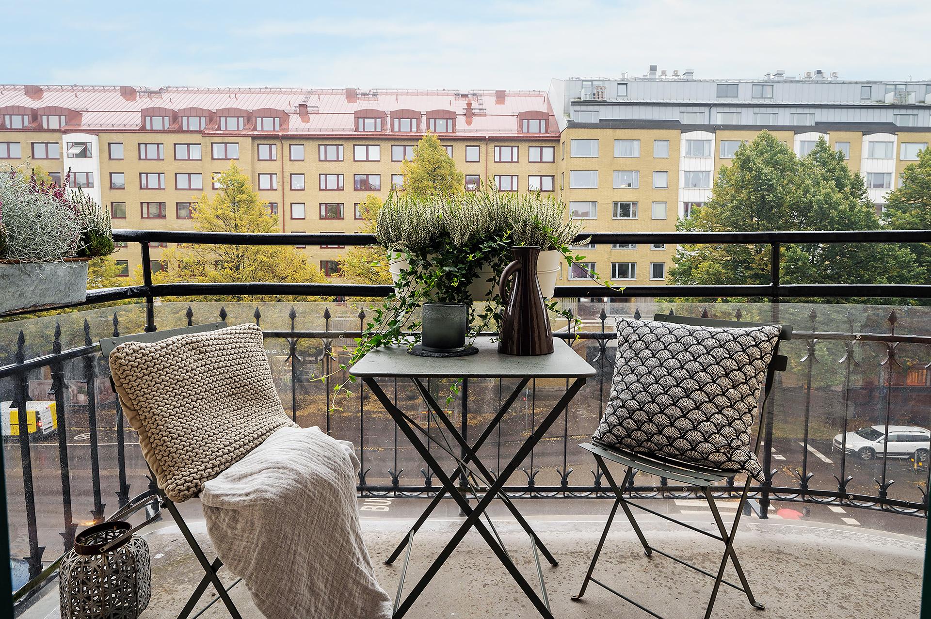 Solig österbalkong med fritt läge