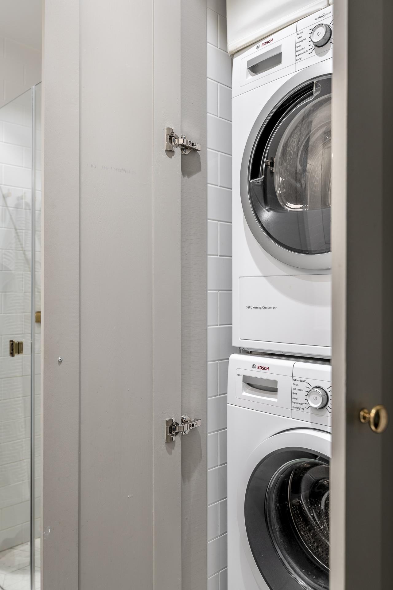 Tvättpelare bakom eleganta dubbeldörrar