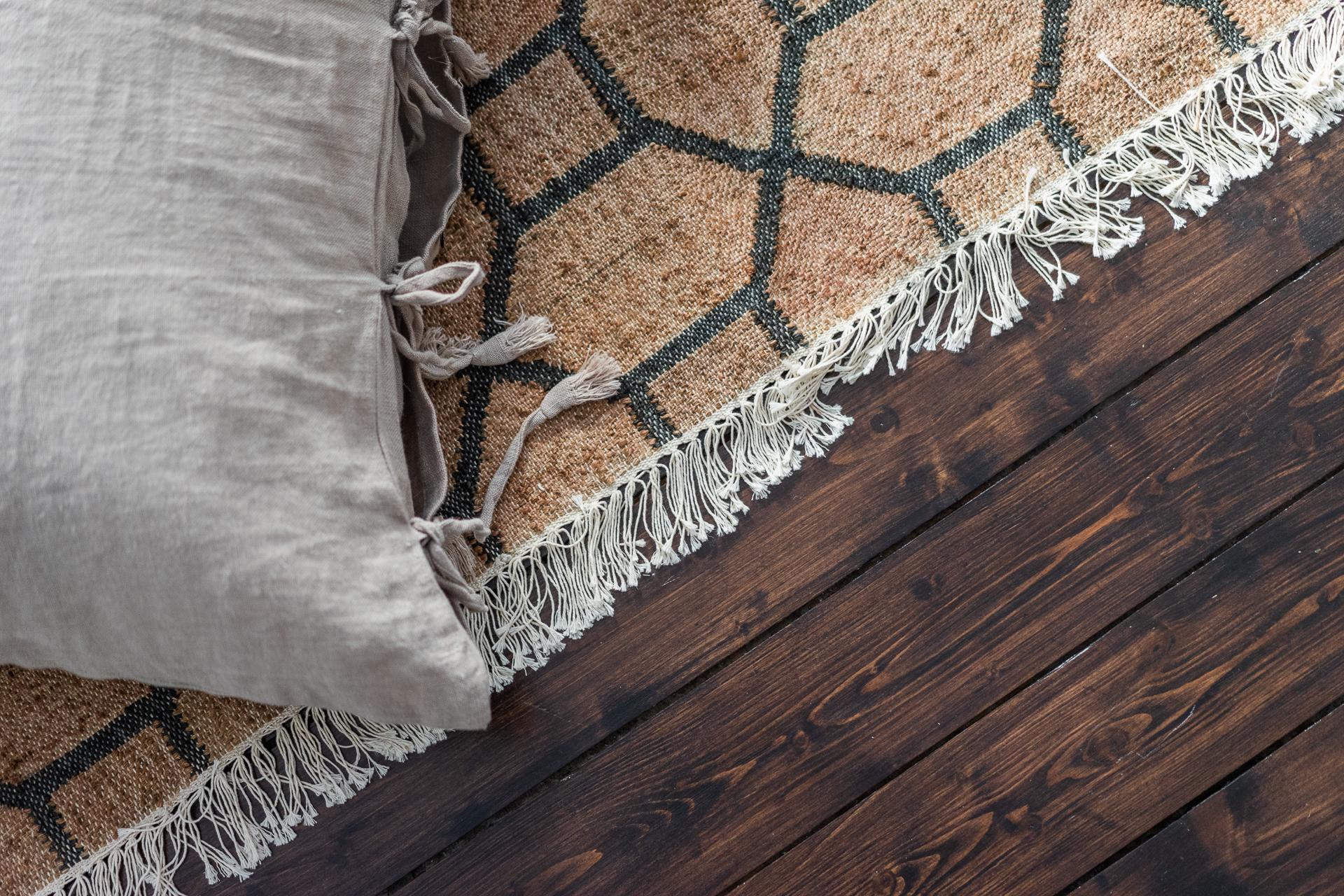 Mörkbetsade originlgolv ger en fin kontrast