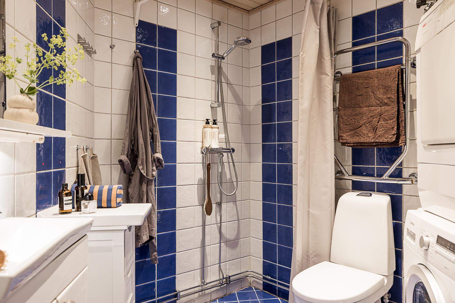 Badrum med tvättmaskin och torktumlare