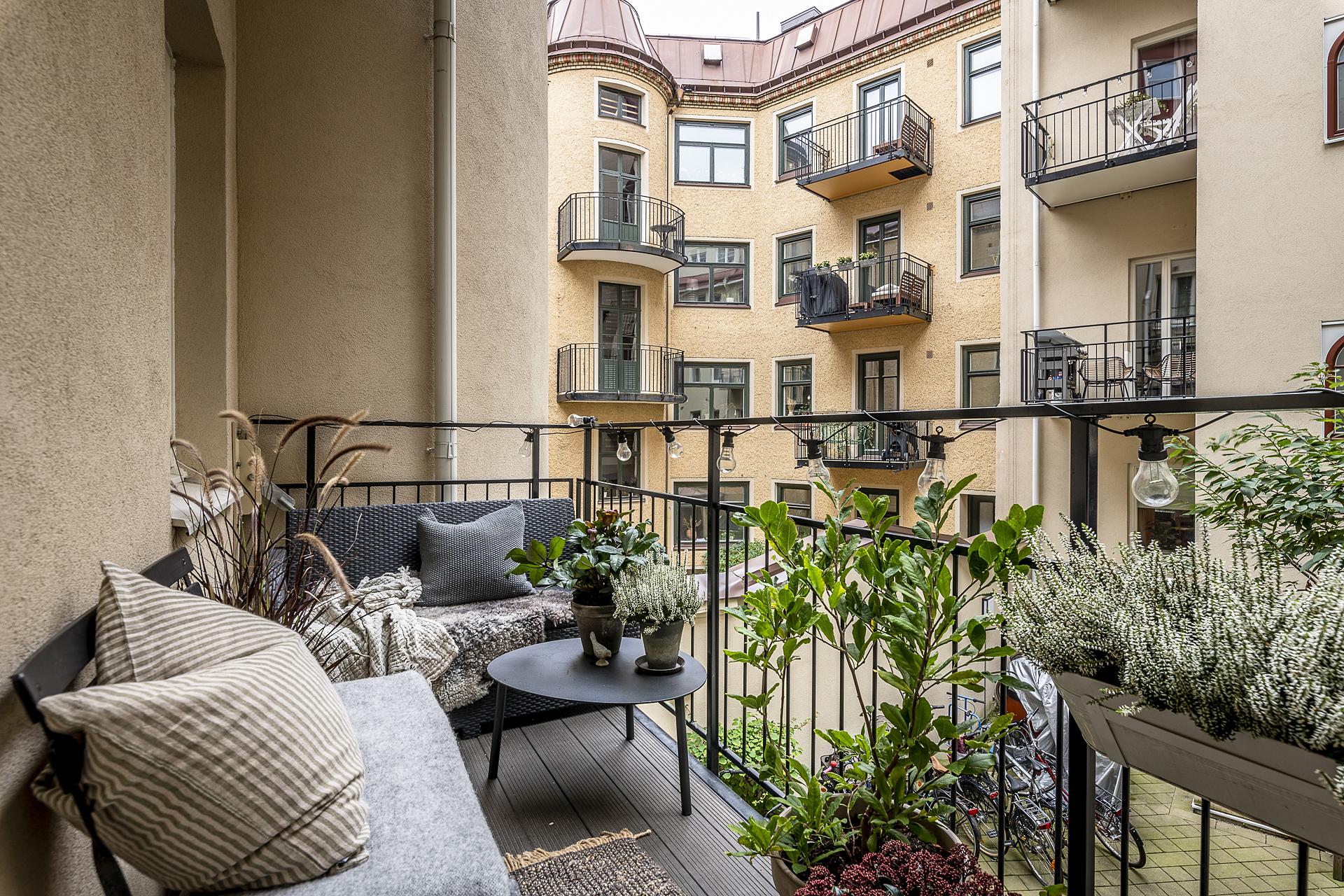 Nybyggd balkong in mot tyst, intim innergård