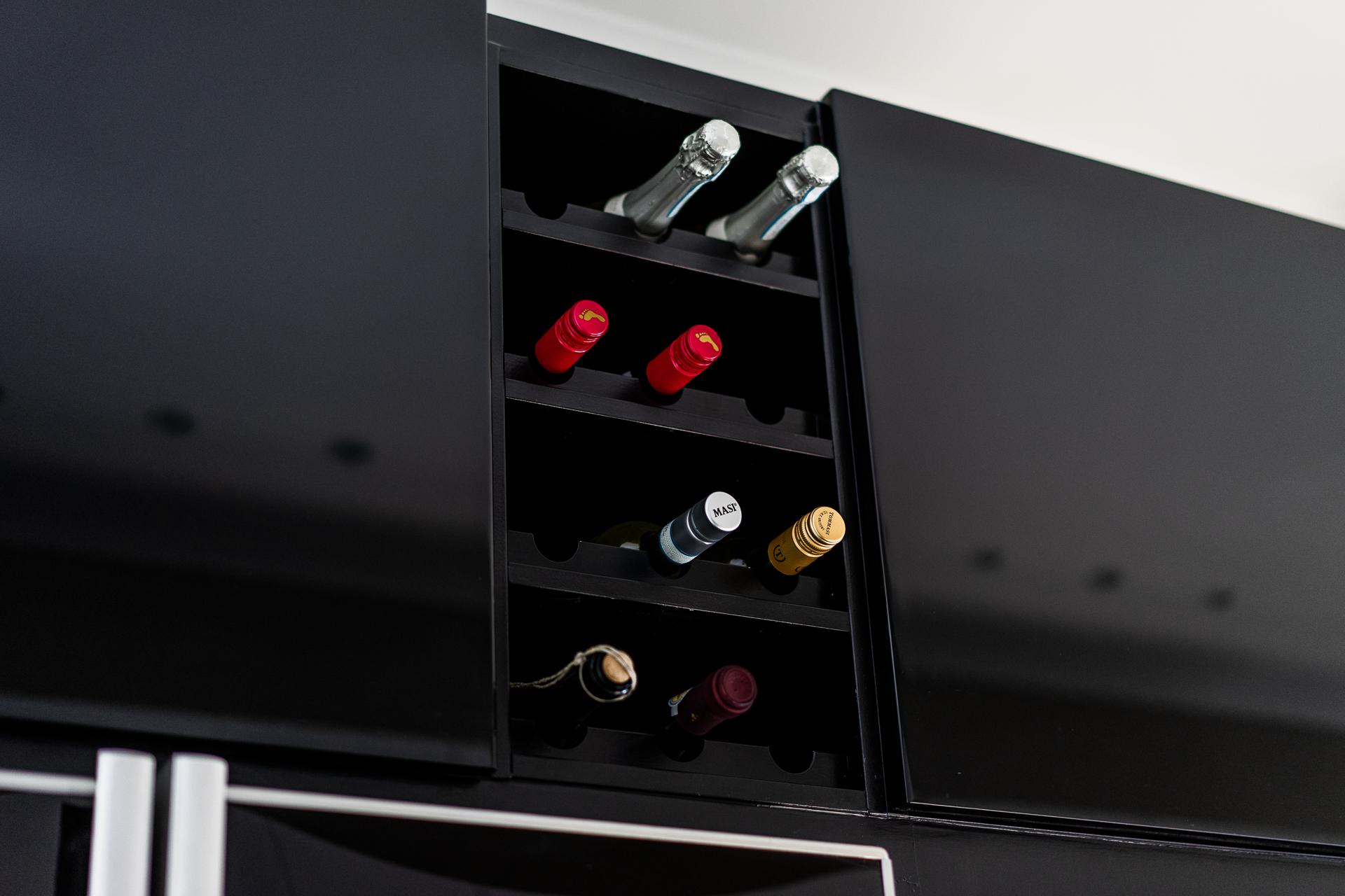 Smarta nischer för vinflaskorna ovan kyl och frys