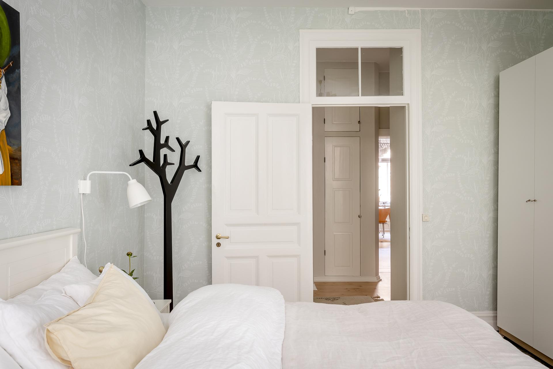 Överljus smyckar dörren och ger den inre hallen naturligt dagsljus