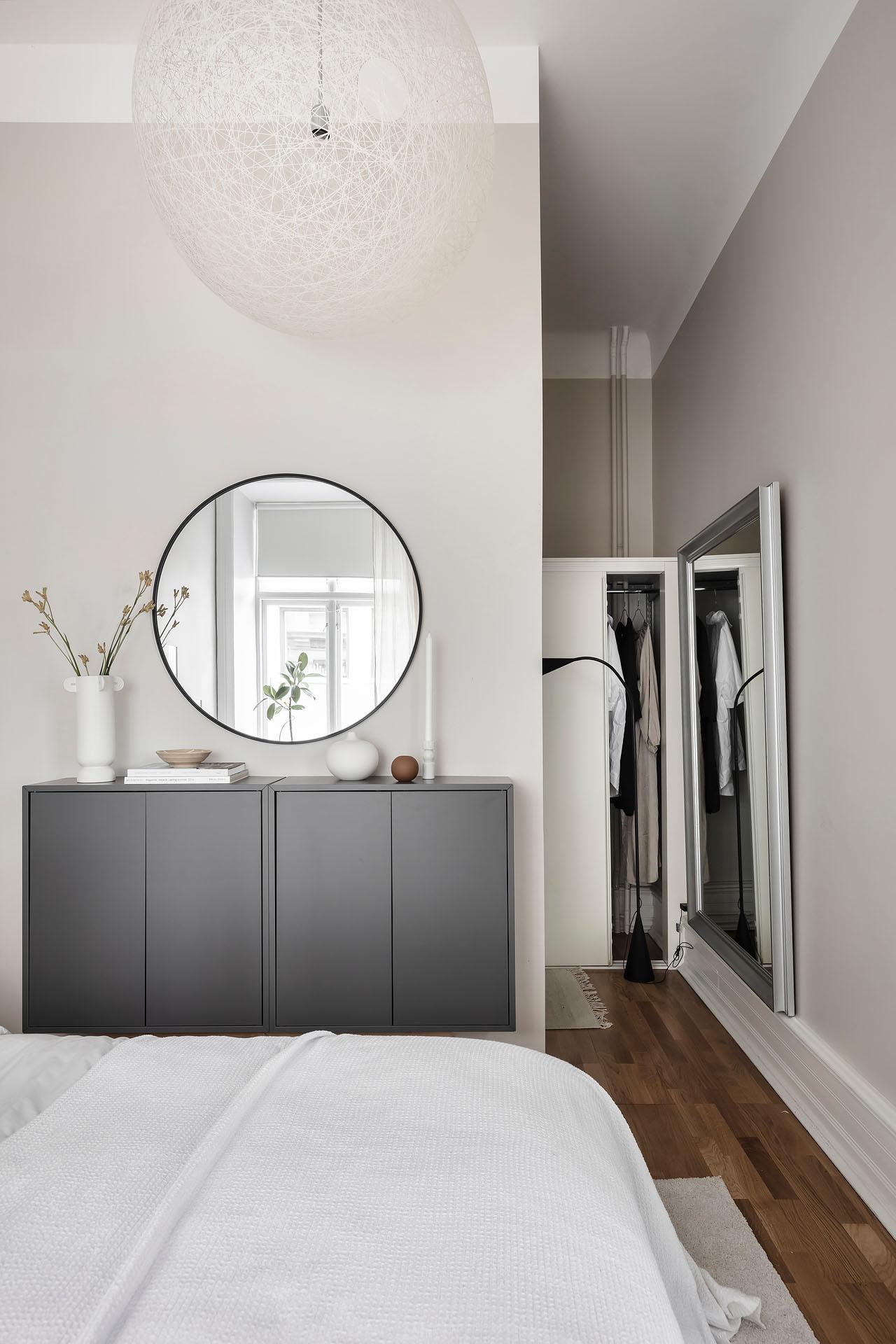 Smart sovrum med en skiljevägg där tonvis med förvaringsmöjligheter döljer sig