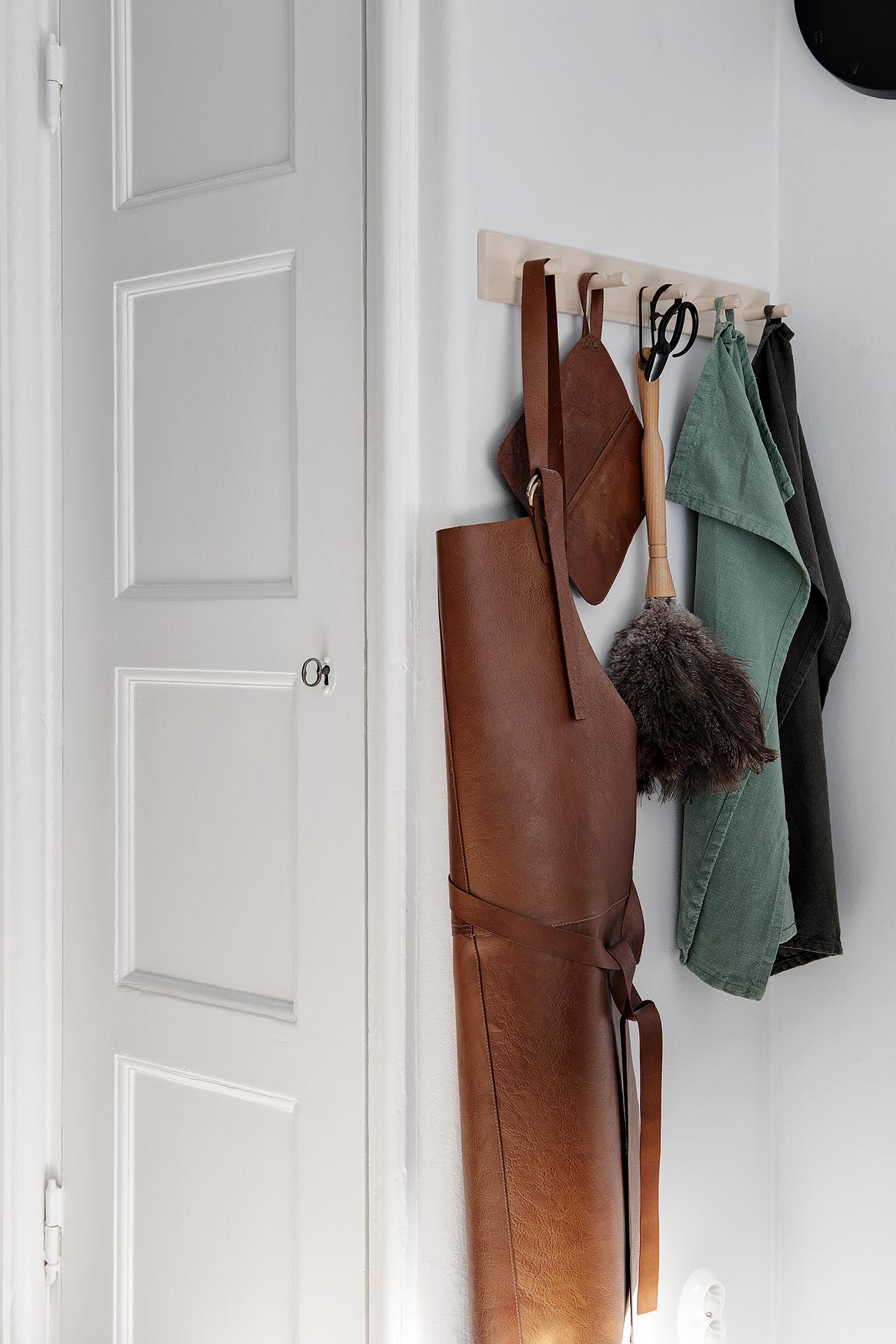 Lågupplöst Ett inbyggt skåp blir ett perfekt städskåp