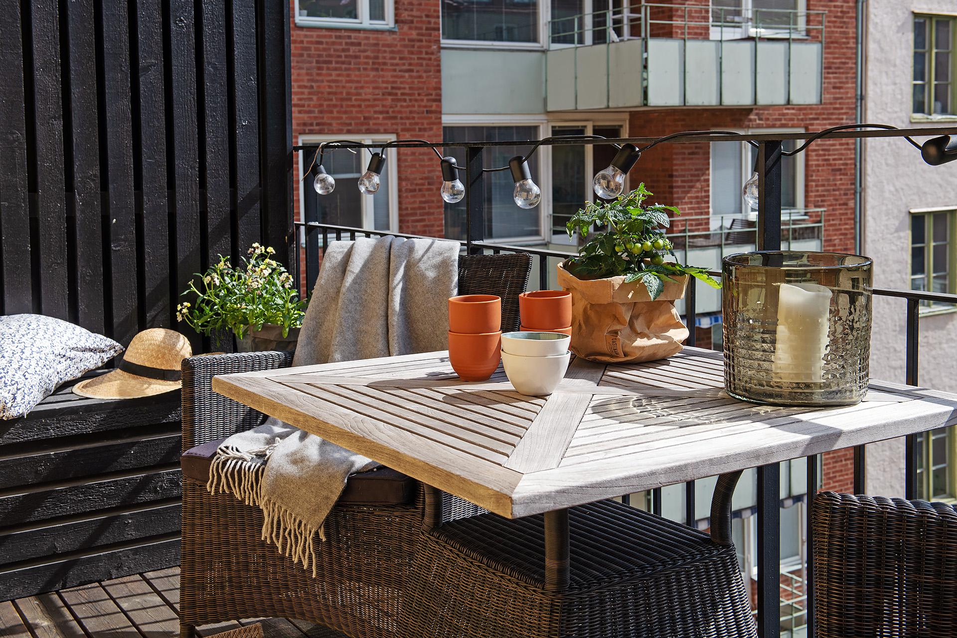 eller sommartid ute på en av balkongerna