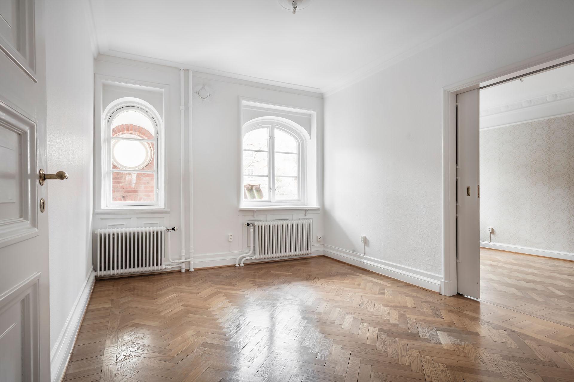 Tre spatiösa rum i fil mot Erik Dahlbergsgatan