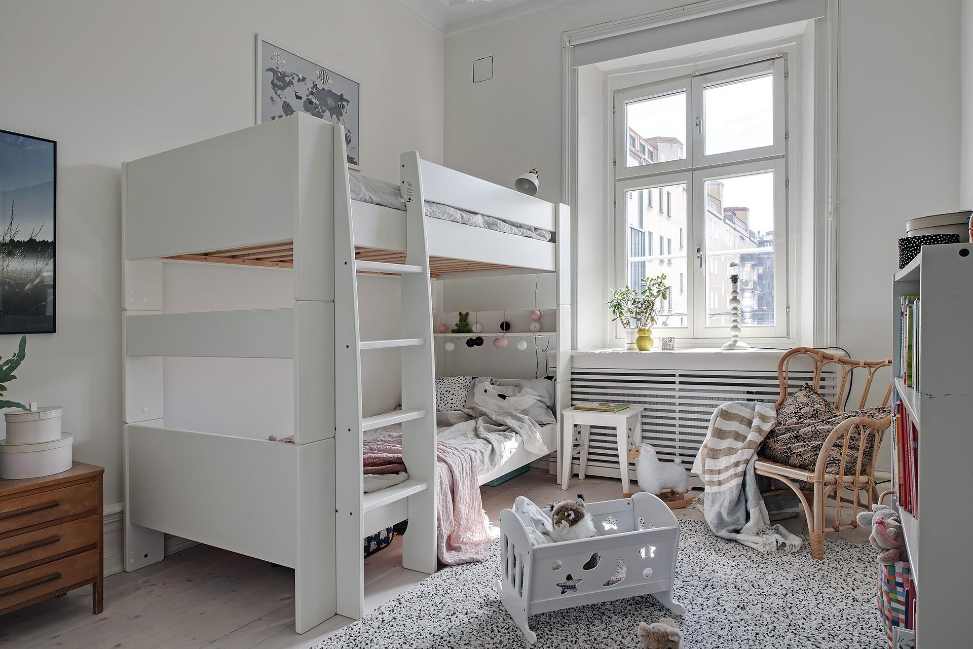 Det andra sovrummet ligger tyst mot innergården