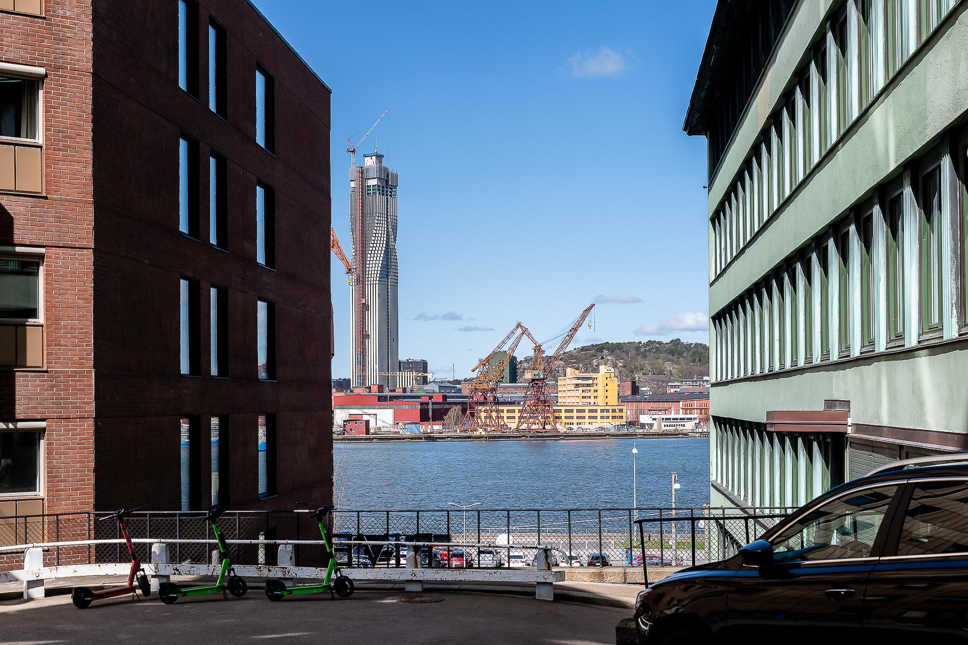 Runt knuten på huset tar man en trappa ner till vattnet och Stenpiren med alla dess resemöjligheter