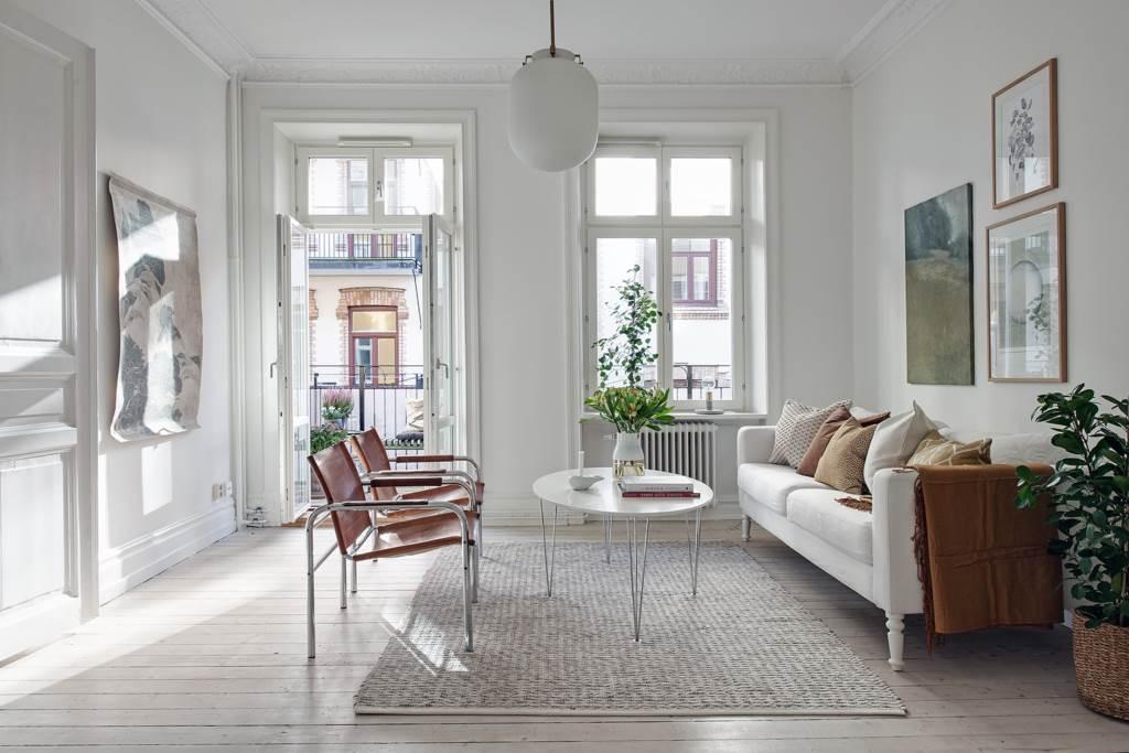 Vardagsrummet med en av lägenhetens två balkonger