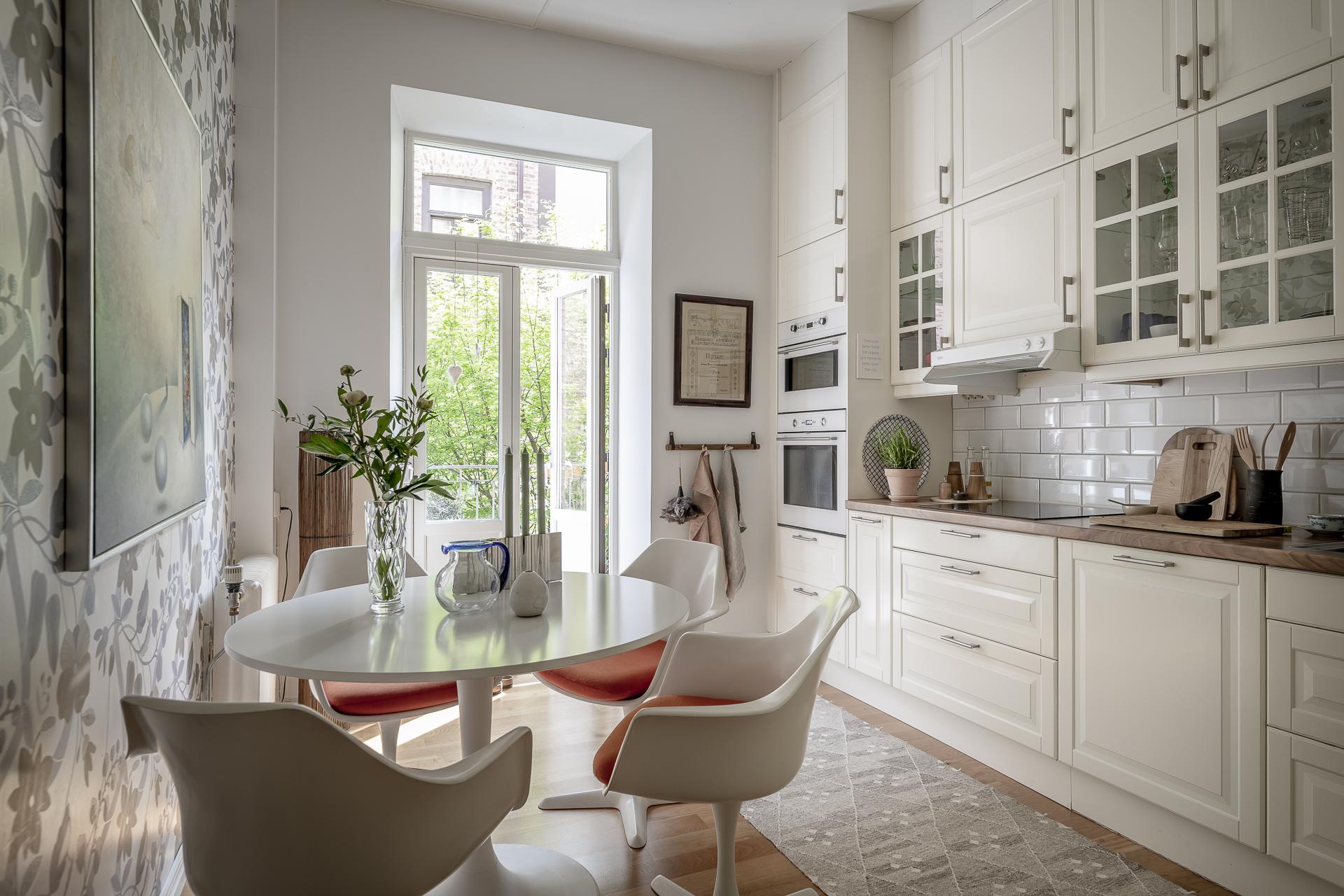 Det får plats med ett bra köksbord