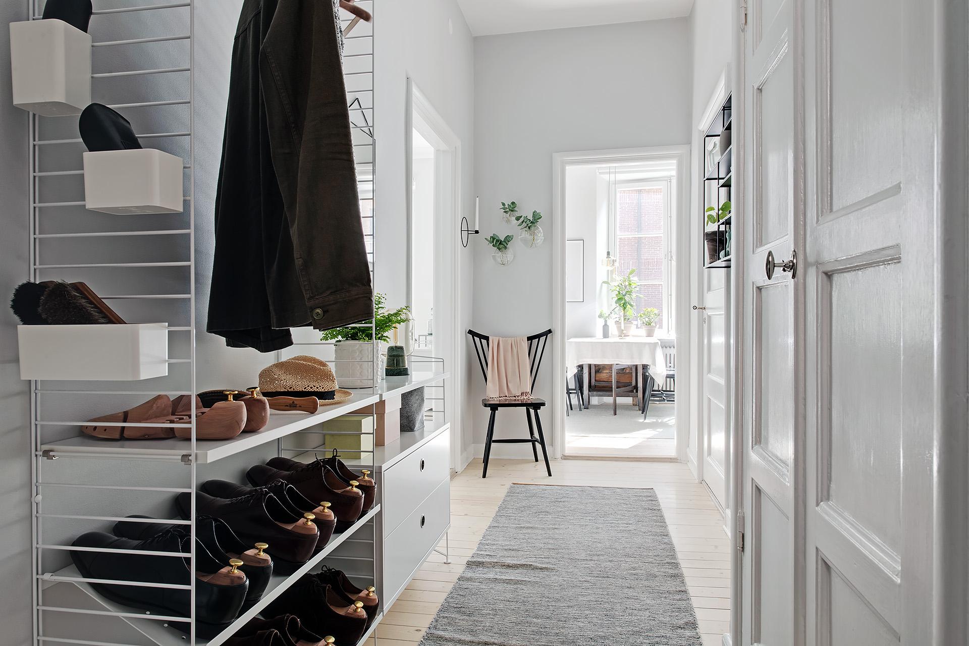 Lågupplöst Välkomnande hall i ljusgrå ton